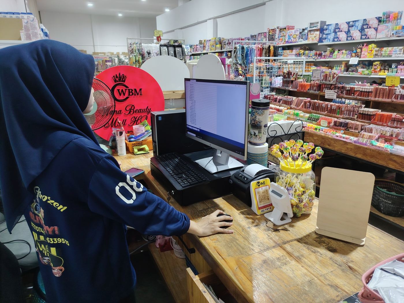 Kaunter DynoPOS sedang digunakan di kedai runcit di Kelantan